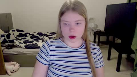 Snapshot of kitten_jenny01 chatting on February 21, 9:54 pm Jennyblonde and Emmabrunette online show from February 21, 9:54 pm