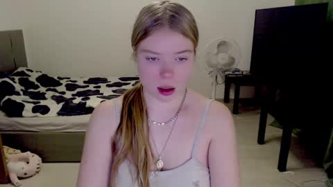 Snapshot of kitten_jenny01 chatting on December 10, 12:27 pm Jennyblonde and Emmabrunette online show from December 10, 12:27 pm