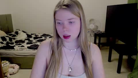 Snapshot of kitten_jenny01 chatting on February 19, 9:47 pm Jennyblonde and Emmabrunette online show from February 19, 9:47 pm