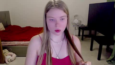 Snapshot of kitten_jenny01 chatting on February 4, 9:20 pm Jennyblonde and Emmabrunette online show from February 4, 9:20 pm