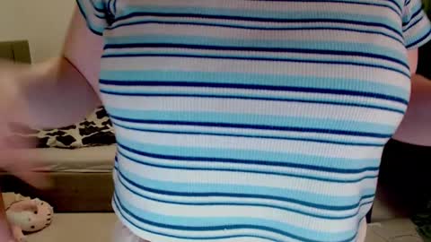 Snapshot of kitten_jenny01 chatting on December 5, 5:17 pm Jennyblonde and Emmabrunette online show from December 5, 5:17 pm