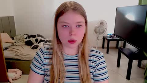 Snapshot of kitten_jenny01 chatting on October 1, 12:32 pm Jennyblonde and Emmabrunette online show from October 1, 12:32 pm