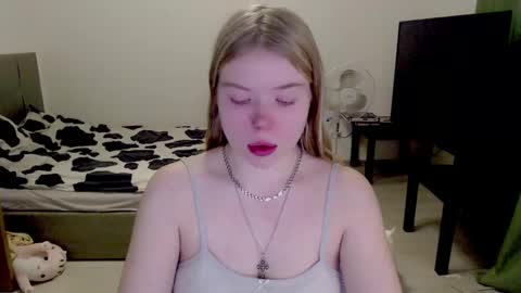 Snapshot of kitten_jenny01 chatting on December 9, 3:07 am Jennyblonde and Emmabrunette online show from December 9, 3:07 am