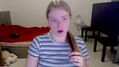 Snapshot of kitten_jenny01 chatting on February 9, 9:39 pm Jennyblonde and Emmabrunette online show from February 9, 9:39 pm