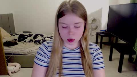 Snapshot of kitten_jenny01 chatting on October 13, 1:58 pm Jennyblonde and Emmabrunette online show from October 13, 1:58 pm