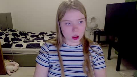 Snapshot of kitten_jenny01 chatting on December 24, 3:47 pm Jennyblonde and Emmabrunette online show from December 24, 3:47 pm