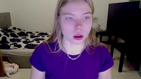 Snapshot of kitten_jenny01 chatting on December 18, 1:45 pm Jennyblonde and Emmabrunette online show from December 18, 1:45 pm