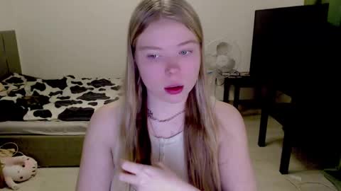 Snapshot of kitten_jenny01 chatting on December 23, 2:07 pm Jennyblonde and Emmabrunette online show from December 23, 2:07 pm
