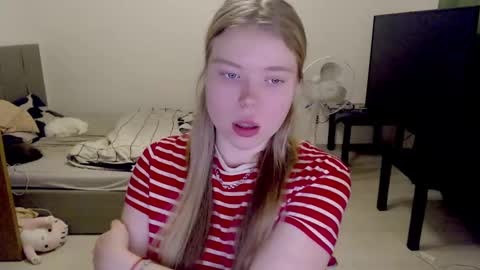 Snapshot of kitten_jenny01 chatting on December 27, 3:16 pm Jennyblonde and Emmabrunette online show from December 27, 3:16 pm