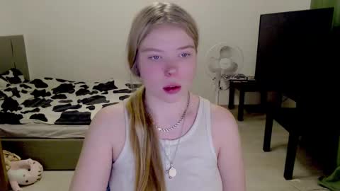 Snapshot of kitten_jenny01 chatting on December 8, 3:02 pm Jennyblonde and Emmabrunette online show from December 8, 3:02 pm