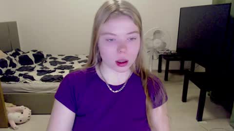 Snapshot of kitten_jenny01 chatting on December 17, 4:23 am Jennyblonde and Emmabrunette online show from December 17, 4:23 am