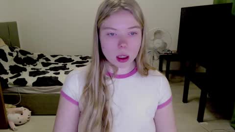 Snapshot of kitten_jenny01 chatting on December 17, 2:33 pm Jennyblonde and Emmabrunette online show from December 17, 2:33 pm