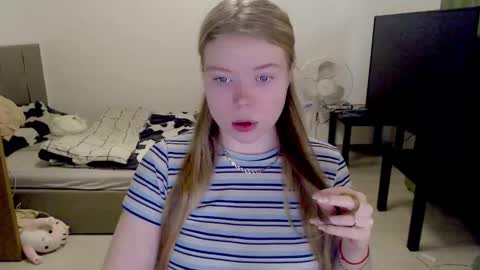 Snapshot of kitten_jenny01 chatting on December 25, 11:43 am Jennyblonde and Emmabrunette online show from December 25, 11:43 am