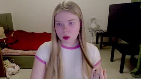 Snapshot of kitten_jenny01 chatting on February 5, 5:32 pm Jennyblonde and Emmabrunette online show from February 5, 5:32 pm