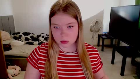 Snapshot of kitten_jenny01 chatting on October 2, 12:43 pm Jennyblonde and Emmabrunette online show from October 2, 12:43 pm