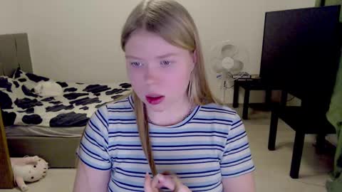 Snapshot of kitten_jenny01 chatting on February 22, 9:53 pm Jennyblonde and Emmabrunette online show from February 22, 9:53 pm