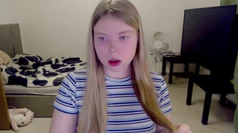 Snapshot of kitten_jenny01 chatting on March 3, 10:40 pm Jennyblonde and Emmabrunette online show from March 3, 10:40 pm