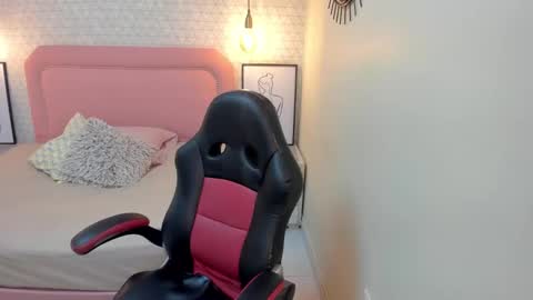  K I T T  Y  online show from November 26, 12:28 pm