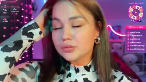 Mia online show from December 4, 1:02 pm