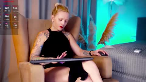 Snapshot of lady_vivian chatting on October 20, 1:47 pm Vi online show from October 20, 1:47 pm