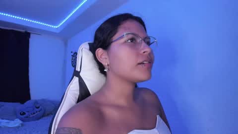 Snapshot of ladybrown_16 chatting on January 23, 2:55 am Lady online show from January 23, 2:55 am