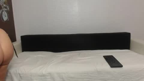 larataylorrr online show from April 27, 5:37 am