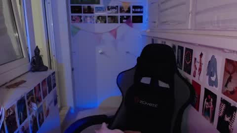 miiiiiiaaaa online show from February 6, 4:14 pm