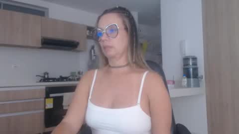 latinpaprika online show from October 31, 2:02 am