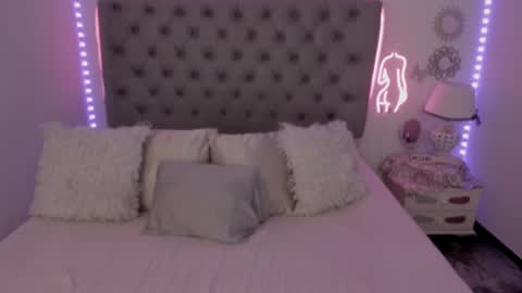 Snapshot of lau_123x chatting on February 25, 2:47 am Laura online show from February 25, 2:47 am