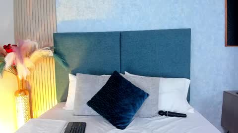 LauraIvy online show from March 30, 1:00 pm