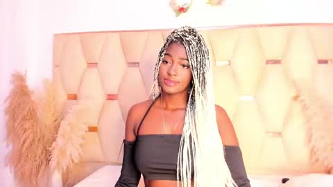 lauraaluccii online show from January 16, 12:53 pm