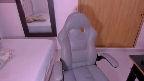 Laurem online show from November 25, 7:15 pm