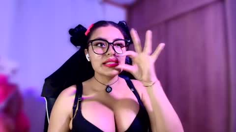 Layla online show from April 13, 11:05 pm