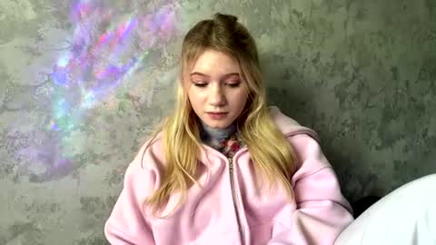 Mia online show from July 6, 11:15 am