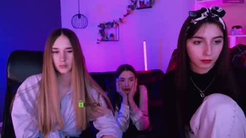 leslie_bird online show from March 26, 2:08 pm