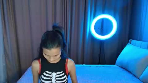 Lihn Pham online show from November 18, 7:04 pm