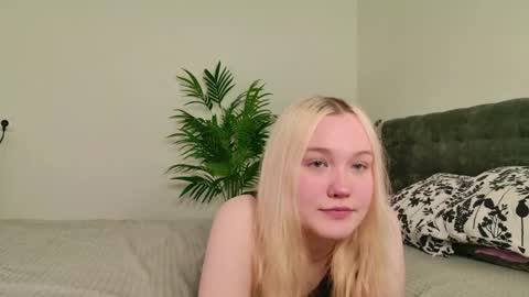 lil_suzy online show from May 27, 2:36 pm
