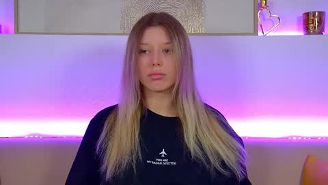 Mia online show from February 9, 6:33 am