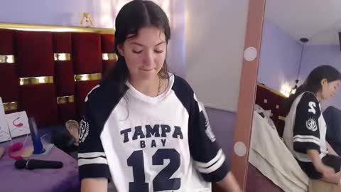 lilimini online show from December 22, 7:50 pm