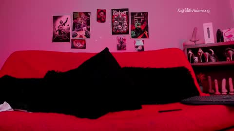 Snapshot of lilith_deveraux_ chatting on October 18, 4:32 pm MISTRESS LILITH online show from October 18, 4:32 pm