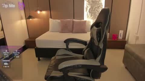 L I L L Y online show from March 9, 12:30 pm