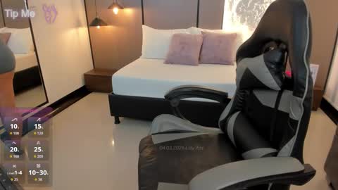 L I L L Y online show from March 4, 7:20 pm