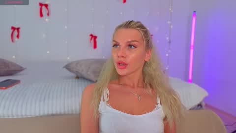 lilly_lux online show from March 27, 5:13 pm