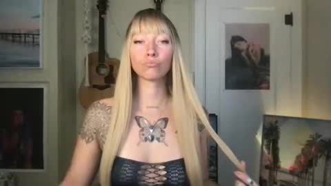 Lilpeachykeenn online show from December 22, 6:26 pm