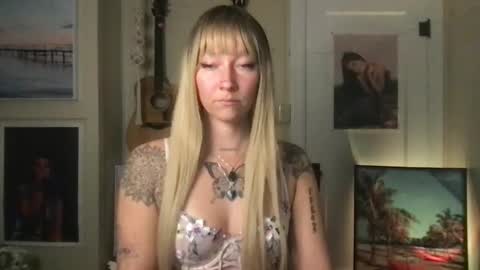 Lilpeachykeenn online show from December 15, 1:24 am