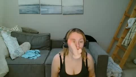 Lily dollyx online show from December 1, 12:30 pm