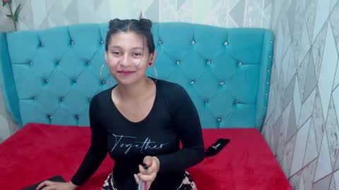 Snapshot of lilyevansxx chatting on January 25, 10:40 am Lily online show from January 25, 10:40 am