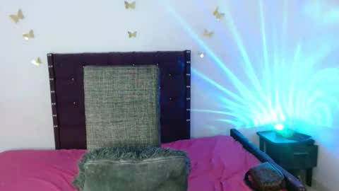 lilyloock1105 online show from April 19, 9:39 pm