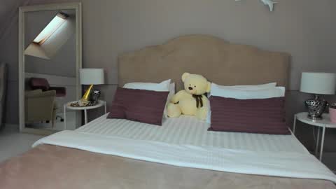 lilymyerss online show from December 18, 8:30 am