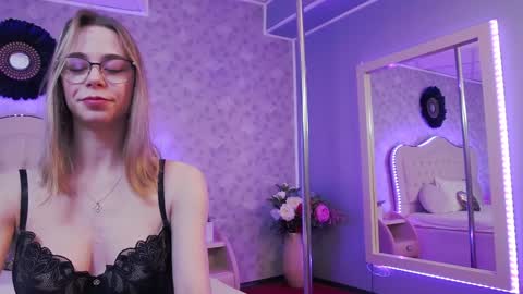 Snapshot of lilyrose_ chatting on January 28, 4:18 am online show from January 28, 4:18 am